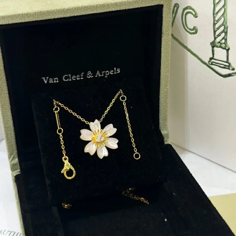 van cleef  arpels collier pour femme s_12053771